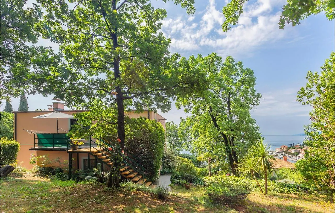 3 Bedroom Cozy Apartment In Opatija location